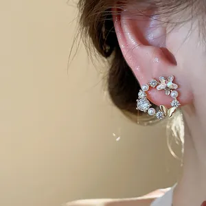 Detaillierte Nahaufnahme eines eleganten Stern- und Perlenkranz-Ohrrings mit Zirkonia