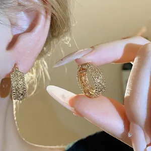 Elegante goldfarbene Creolen mit hohl gefiltertem Design für Damen modischer Schmuck