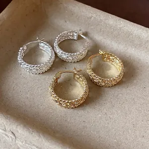 Elegante hohle strukturierte runde Creolen in Gold- und Silbergold für minimalistischen Stil
