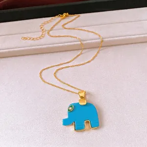 Collana a catena dorata con pendente elefante in acetato blu e dettaglio strass