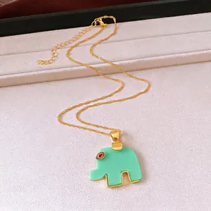 Elegante collana a catena dorata con ciondolo a forma di elefante in acetato verde.