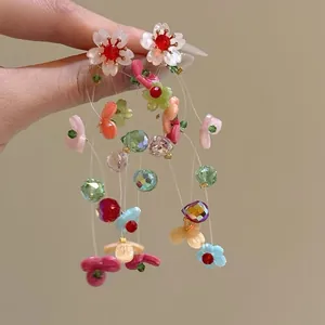Detailansicht der Sommer-Ohrhänger mit bunten Perlen und Chiffon-Blumen