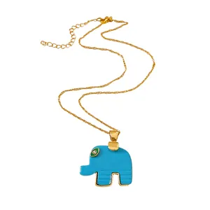 Elegante collana dorata con un ciondolo a forma di elefante in acetato azzurro e brillantini.
