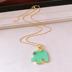 Primo piano dettagliato di un ciondolo a forma di elefante in acetato verde menta