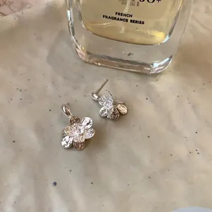 Boucles d'oreilles argentées style coréen avec cristal sur plateau en céramique