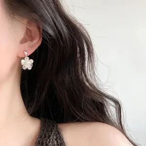 Boucles d'oreilles fleurs argentées de style coréen avec des pétales texturés