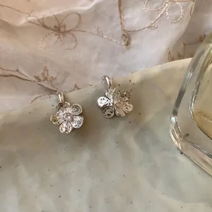 Boucles d'oreilles élégantes en forme de fleurs argentées, style coréen minimaliste