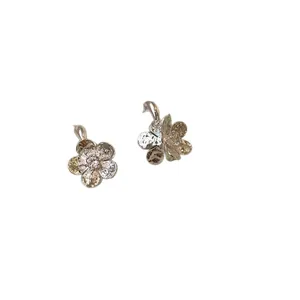 Boucles d'oreilles élégantes en argent avec pétales texturés et design floral minimaliste