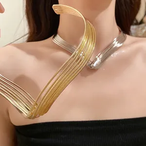 Girocollo rigido in metallo a più strati ritorto irregolare in stile minimalista