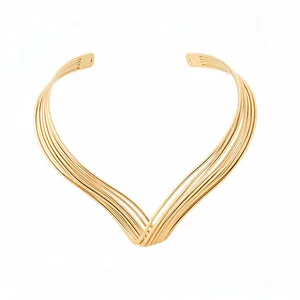 Elegante girocollo in metallo ritorto multistrato dorato per moda di alta gamma
