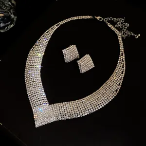 Detailansicht eines eleganten silberfarbenen Strass-Halsketten- und Ohrring-Schmucksets.