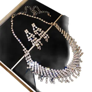 Elegantes Set aus Strass-Halskette und Ohrringen für formelle Partys für Damen.