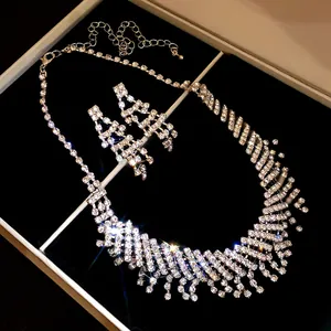 Detailansicht des luxuriösen Strass-Halsketten- und Ohrring-Sets in einer schwarzen Box
