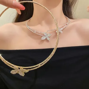 Elegante collana girocollo a doppio strato con fiori e strass brillanti in oro e argento