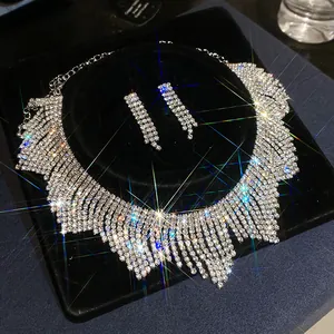 Funkelndes Strass-Halsketten- und Ohrring-Set auf schwarzem Samt-Display-Tablett.