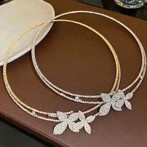 Squisito girocollo a doppio strato con fiori di strass in finitura oro e argento