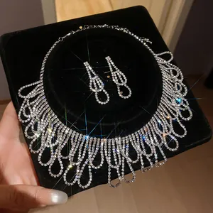 Detailansicht des funkelnden Halsketten- und Ohrring-Sets mit Strass auf schwarzem Samt.