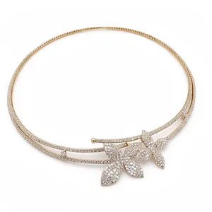 Elegante collana girocollo a doppio strato dorata con fiori in strass pavé brillanti