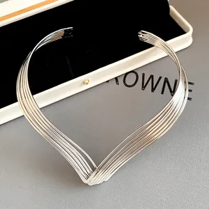 Girocollo in metallo ritorto multistrato color argento in stile lusso minimalista