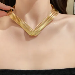 Elegante primo piano di una collana girocollo in metallo dorato intrecciato a strati