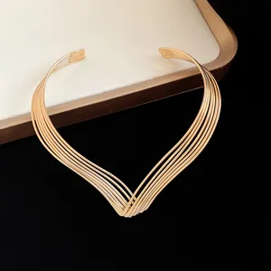 Dettaglio in primo piano di girocollo dorato multistrato con elegante design a V