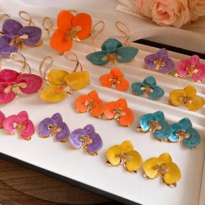 Orecchini a Bottone in Metallo Smaltato Fiore per Donna Set Gioielli Minimalista Orchidea Con Braccialetto Anello Accessori Moda