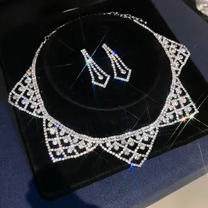 Funkelndes Strass-Halsketten- und Ohrring-Set in einer eleganten schwarzen Schmuckbox