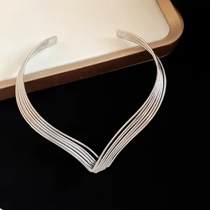Primo piano dell'elegante collana torque d'argento a più strati su un vassoio di lusso