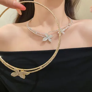 Primo piano dell'elegante girocollo floreale a due strati con strass in oro e argento.