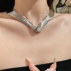 Primo piano di una collana girocollo in metallo argento multistrato irregolare da donna