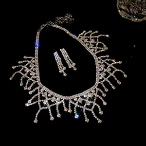 Detailansicht von funkelndem Strass-Halsketten- und Ohrring-Set auf schwarzem Grund