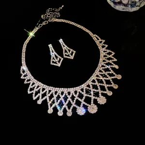 Detailansicht eines luxuriösen Schmucksets aus Strass mit Halskette und Ohrringen für Damen