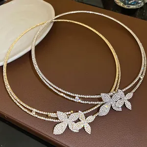 Dettaglio di eleganti girocollo a doppio strato con fiori di strass oro e argento.