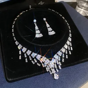 Detail eines funkelnden Diamanthalsketten- und Ohrringsets mit birnenförmigen Tropfen