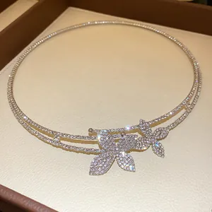 Primo piano di un elegante girocollo a doppio strato con fiori e strass scintillanti