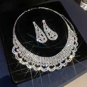 Elegantes Set aus Strass-Halskette und Tropfenohrringen auf schwarzem Samt-Display.
