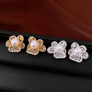 Boucles d'oreilles pétales de fleurs évidés avec perles et accents de zircons