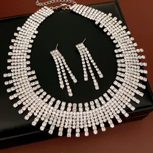Exquisites Strass-Halsketten- und Ohrring-Set mit schimmerndem Mehrlagen-Fransen-Design