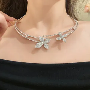 Primo piano della collana choker a doppio strato con fiori di strass scintillanti