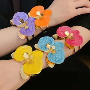Vista dettagliata di bracciali a polsino a forma di fiore in smalto dai colori vivaci