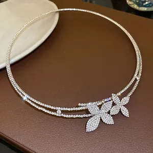 Elegante collana girocollo floreale a doppio strato con strass trasparenti