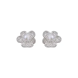 Élégantes boucles d'oreilles fleur évidée avec perles et zircons sur fond blanc pur