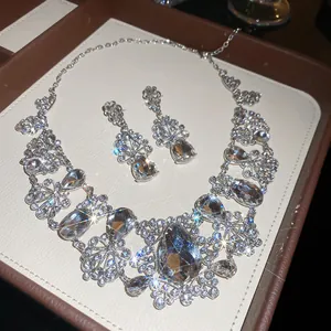 Exquisites Detailfoto eines funkelnden Halsketten-Sets mit Strassblumen und Tropfen