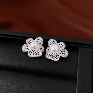 Détail macro de la conception florale complexe de ces boucles d'oreilles en argent