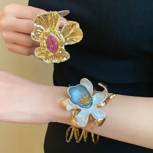 Vintage Court Style Metal Pleated Flower Open Bangle For Women Alloy Rhinestone Enamel Elegant Cuff Bracelet Jewelry