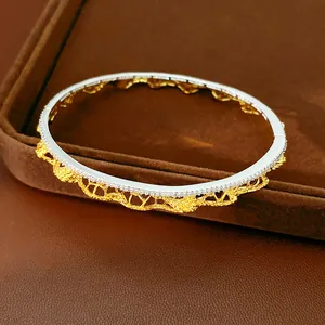 Dettaglio di un bracciale vintage francese in pizzo traforato bicolore oro e argento