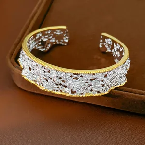 Vista dettagliata del bracciale rigido vintage con bordi a perline dorate e pizzo traforato