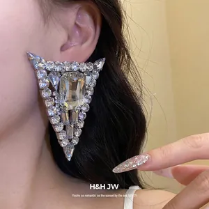 Exquisite triangular silver needle earrings with shimmering crystals for a luxury look