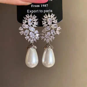Elegantes pendientes de plata con flores de circonio y perlas en forma de gota