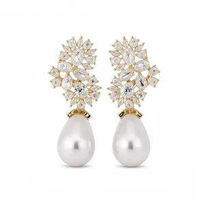 Elegantes pendientes de flor con circonitas y grandes perlas de gota en dorado